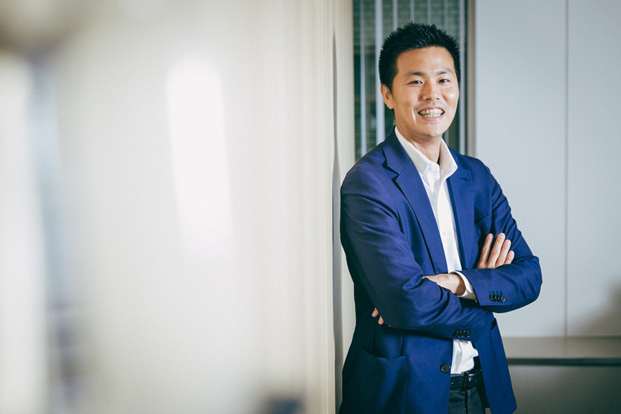 ヤマガタデザイン代表取締役社長 山中大介氏:慶應義塾大学環境情報学部を卒業。就職した大手デベロッパー会社では、商業施設の開発/運営を担当しキャリアを積む。30歳を前にしたある日、「一度ゼロになりたい」という思いから庄内へ移住。“たまたま”のご縁と資本金10万円を元に、新たな道を歩み始めた。