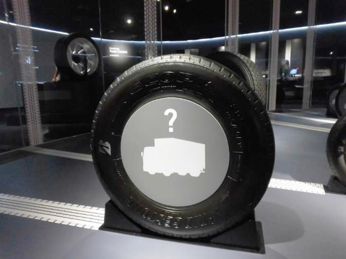 クイズに使用されているタイヤの表側(筆者撮影)