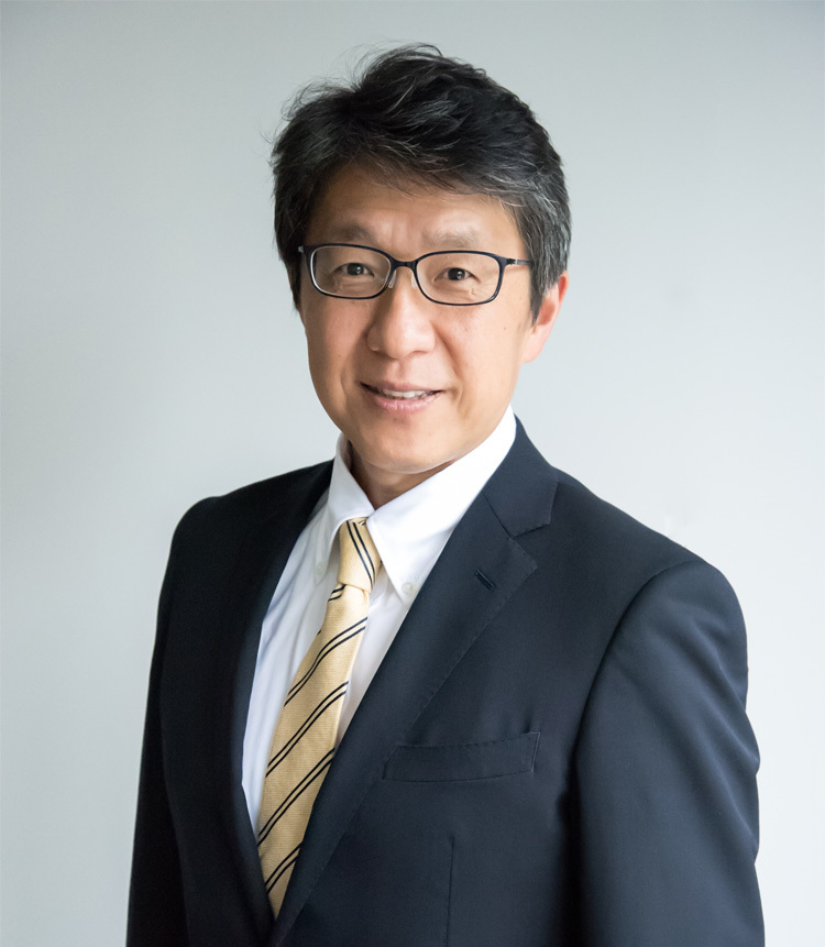 岩元美智彦氏: 日本環境設計取締役執行役員会長。1964年鹿児島県生まれ。北九州市立大学卒業後、繊維商社に就職。営業マンとして勤務していた1995年、容器包装リサイクル法の制定を機に繊維リサイクルに深く携わる。2007年1月、日本環境設計を設立。資源が循環する社会づくりを目指し、リサイクルの技術開発だけではなく、メーカーや小売店など多業種の企業と共にリサイクルの統一化に取り組む。2015年アショカフェローに選出。