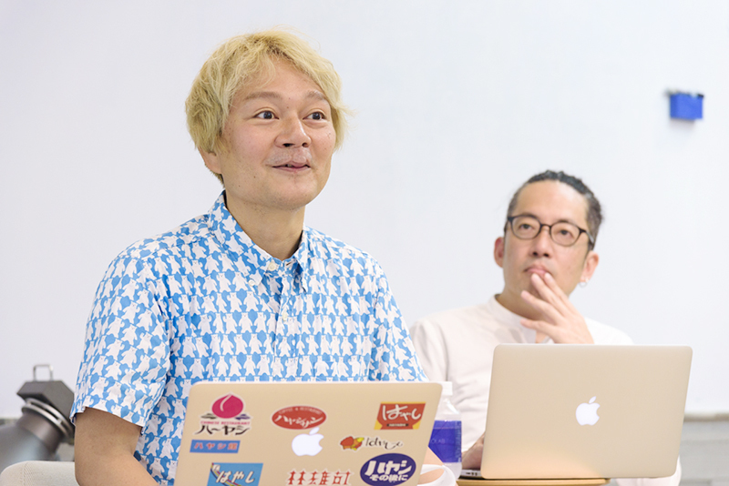 デイリーポータルZの林編集長（左）と住書記係