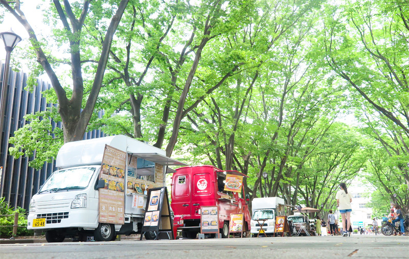 Mellow(メロウ): 2016年2月創業。モビリティの機動力を生かして「なんでもない場所を、うれしい場所に。」をモットーに、街の空きスペースと、フードトラックをはじめとしたショップ・モビリティ(店舗型モビリティ)をマッチングすることで生まれるスペースを、関東・関西・九州を中心に450以上展開。併せて、フードトラック開業支援やイベント運用サポートなども手がける。「あの場所に行けば、会いたいお店がやってくる」。Mellowが手がけるショップ・モビリティの停留所「SHOP STOP」は、人々の暮らしに豊かな体験や環境を提供している。