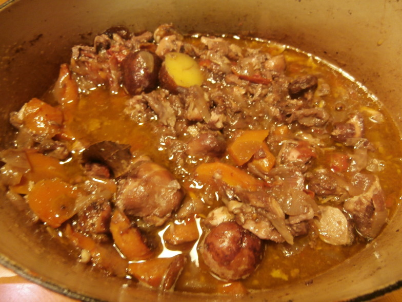 地元食材で作った鶏の赤ワイン煮。酔って写真失敗(笑)