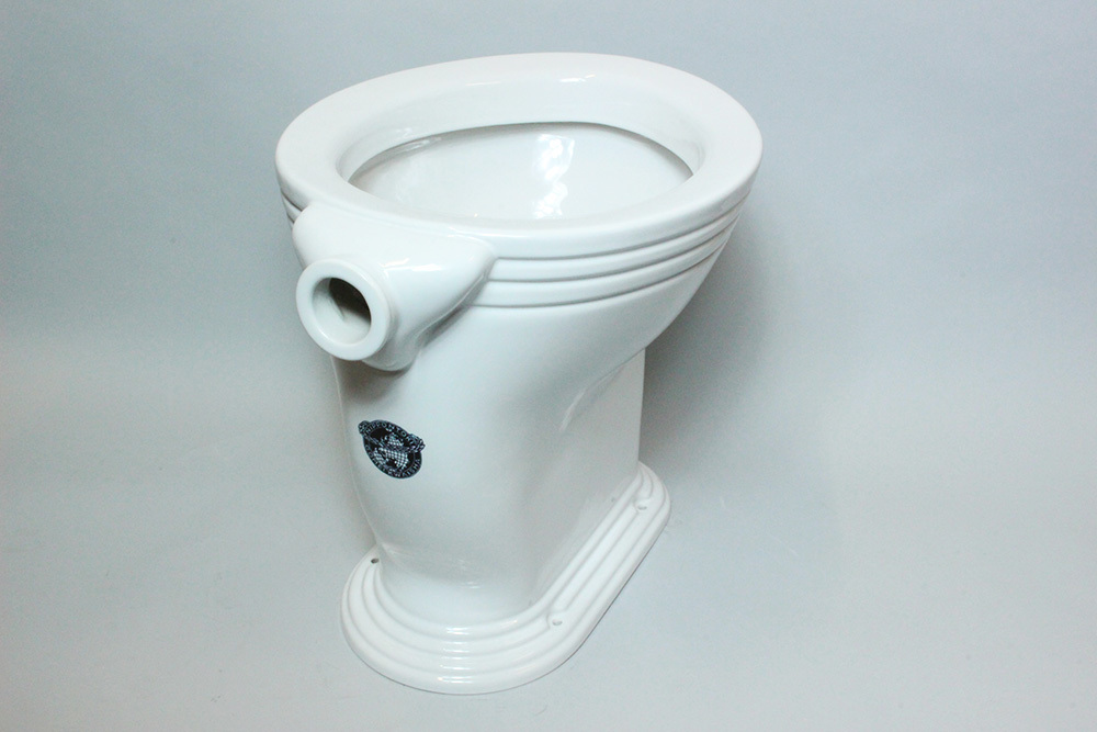 国産初の腰掛式水洗便器(復元)(写真提供:TOTO)