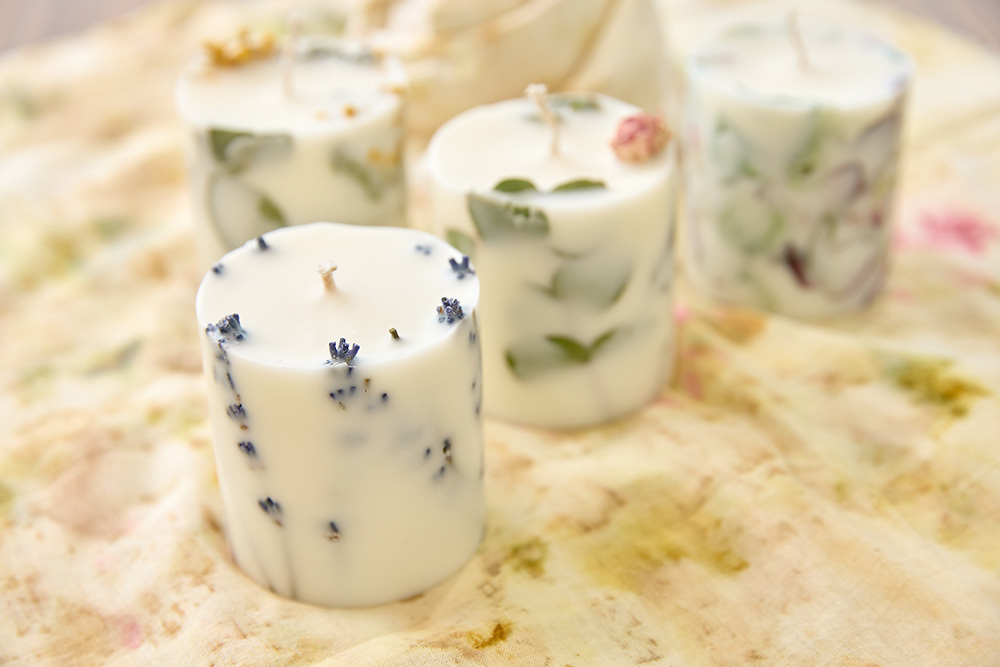 ロスフラワーを活用したキャンドルとロスフラワーで染めた布