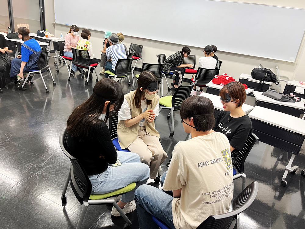ブラインド・コミュニケーションで、キャリアプランを探求する大学生