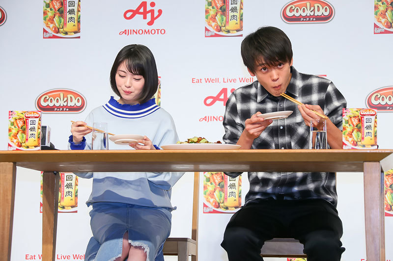 竹内涼真さんと浜辺美波さん(左)