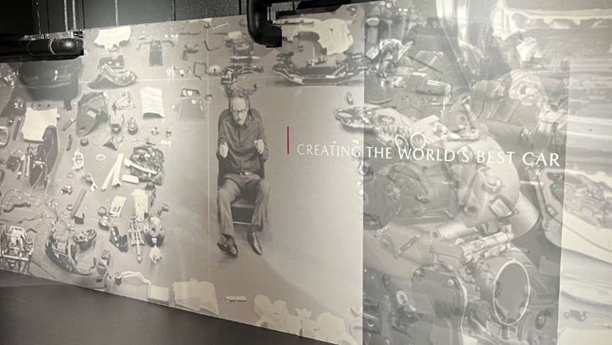 ZONE 7の入り口にある壁“CREATING THE WORLD’S BEST CAR”(筆者撮影)