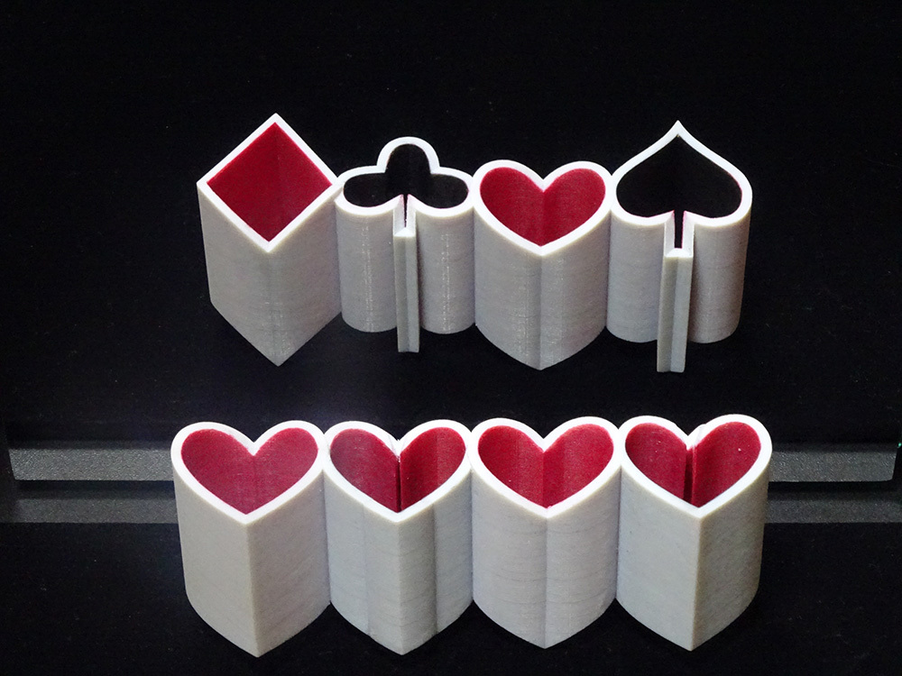 鏡に映すと姿が変わる変身立体