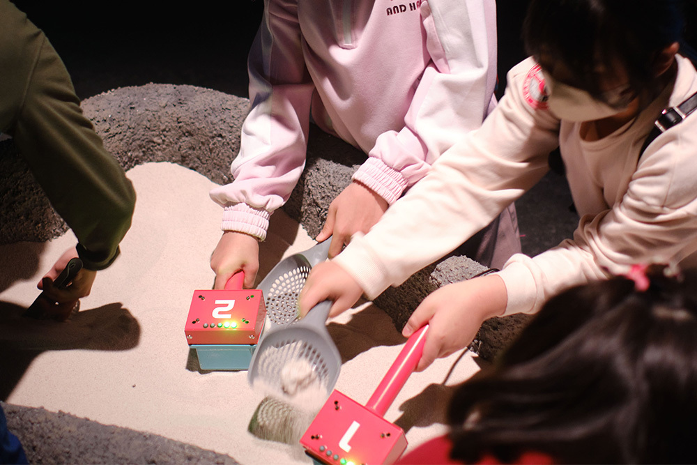 水に反応する地中レーダーの情報を頼りに、スコップを使って月面生活に必要な水資源を回収する「水資源探査ミッション」