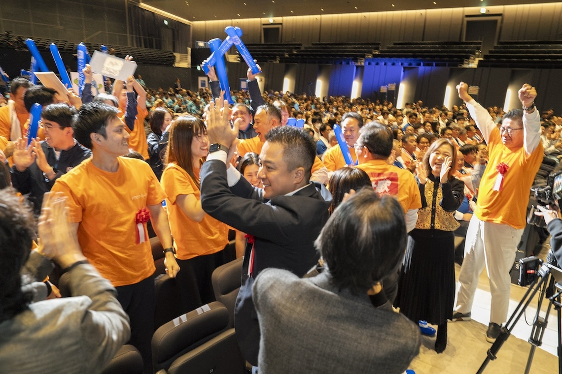 大賞受賞の瞬間、みんなで喜びを分かち合う。感極まる佐藤代表の姿も（右端）