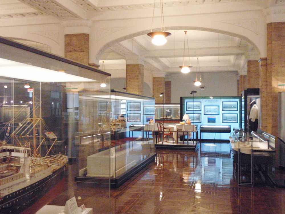 貴重な収蔵品、資料の数々が時代、テーマ別に9コーナーに整理されている。(写真提供:日本郵船歴史博物館)