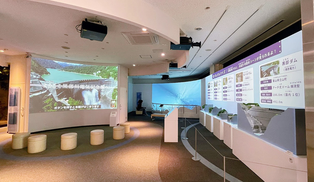 写真左「ブリーフィングステーション」、中央奥「黒部峡谷ジオラマシアター」、右「ダムダムクイズシアター」(筆者撮影)