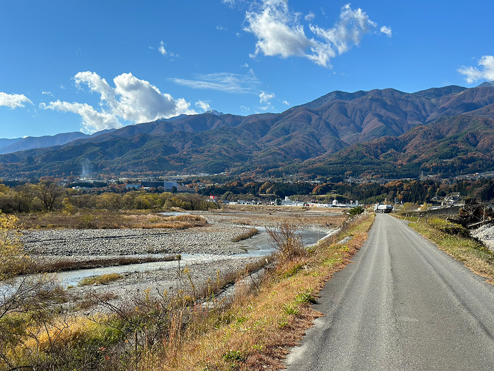 オフィスのすぐ近くを流れる三峰川(みぶがわ)。その向こうには日本アルプスの山々が連なっている。