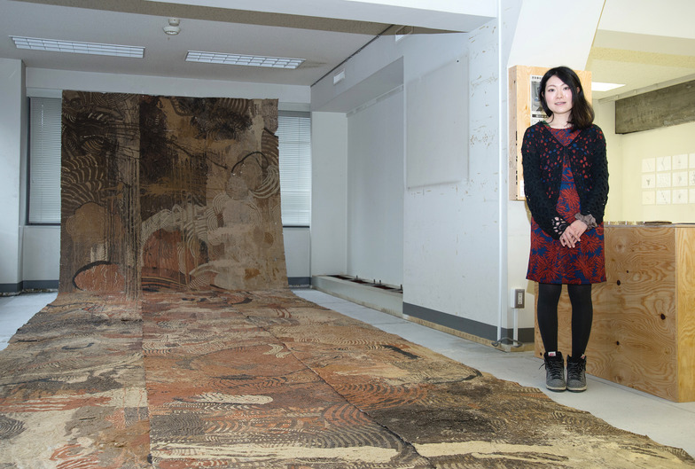 佐藤さんの福島の自宅近くの土で和紙に描いた作品