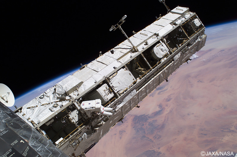 最初のISS滞在中、船外作業をする野口氏(2005年8月)