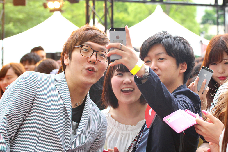 ファンとの自撮りに応えるHIKAKINさん #HIKAKIN