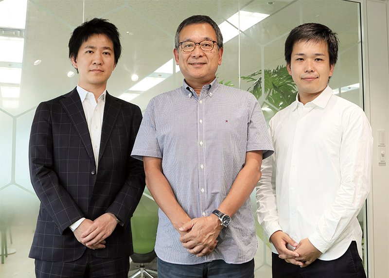 写真左から、渡邉 典文氏(電通)、村井 満氏(Jリーグチェアマン)、坂本 雄祐氏(電通)