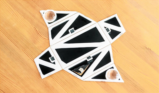 開いた状態から一瞬で磁石によって組み上がる特殊設計のゴーグル(1)