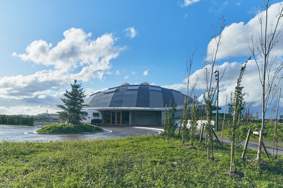 教育事業の拠点、キッズドームソライ。荻生徂徠(おぎゅうそらい)の教えを源流 に、子どもが生まれもった個性を「引き出す」スタンスで教育事業を展開する。