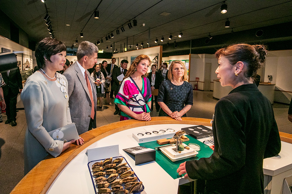 G7 伊勢志摩サミットの配偶者プログラムで訪れた各国首脳の配偶者たち(写真提供:ミキモト真珠島)
