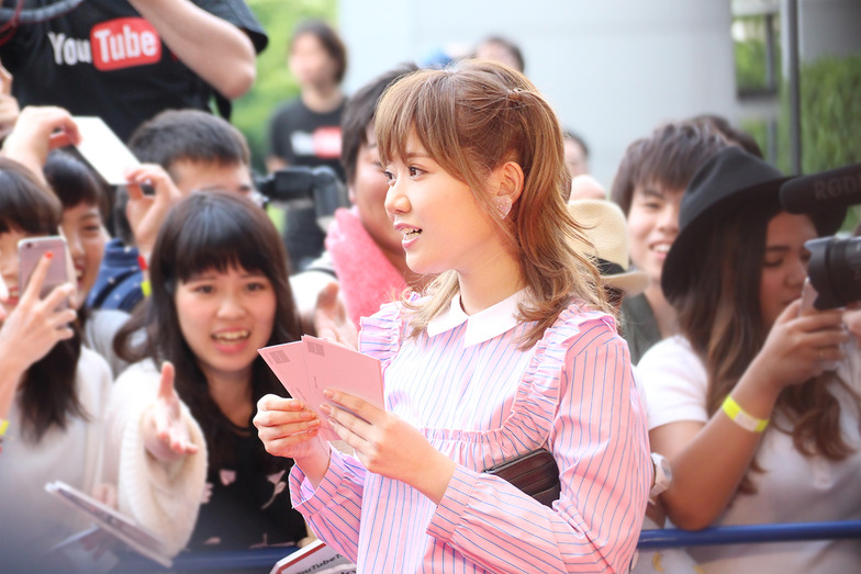 ポストカードをファンに手渡しする、愛らしいMACOさん #MACO