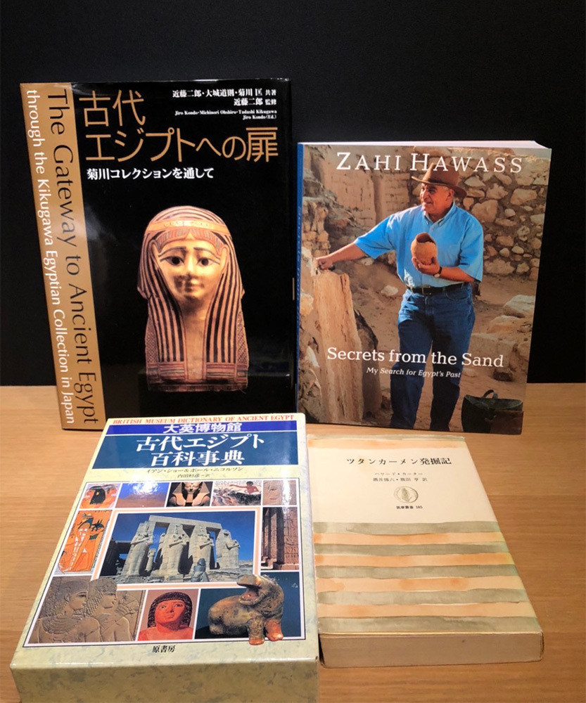 エジプトに関する私の蔵書一部です。おすすめは、「古代エジプト百科事典」（！）基礎的な私のなぜ？になんでも答えてくれる、すばらしい一冊です。展覧会の図録もすてきですよ。