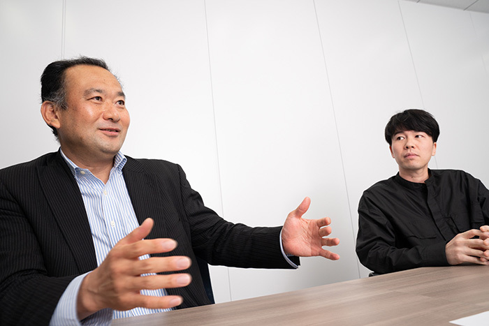 (左から)鈴木禎久氏(電通デジタル)、佐藤俊介氏(トランスコスモス)