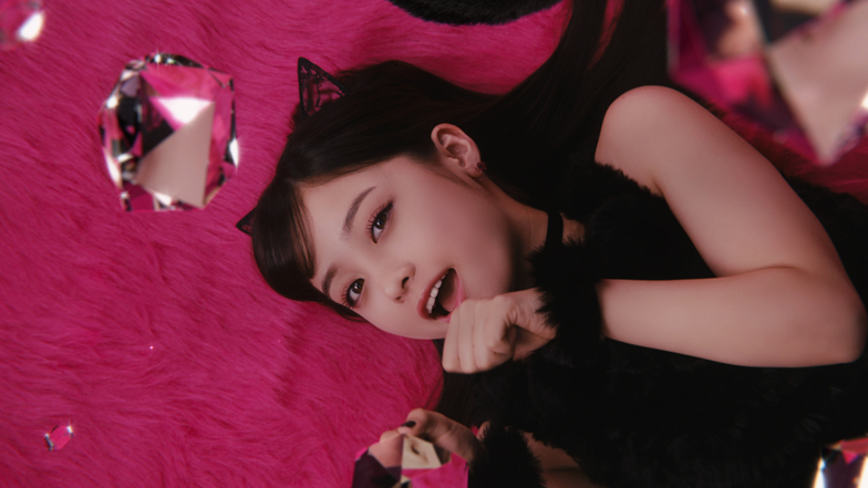 橋本環奈さんが黒猫に!? メンソレータム新テレビCM