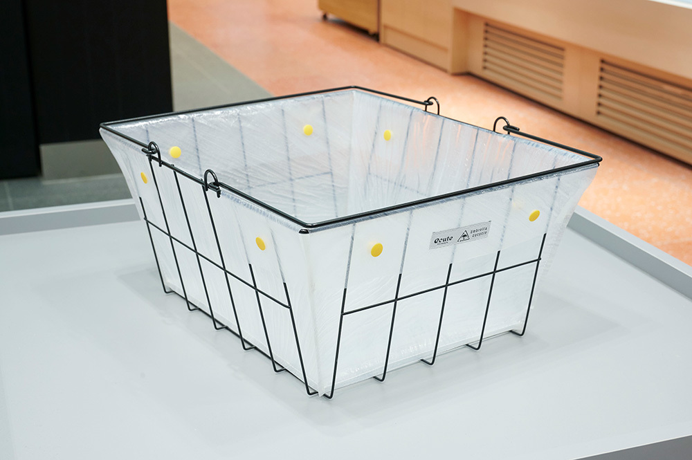 忘れ物のビニール傘を活用した買い物カゴ