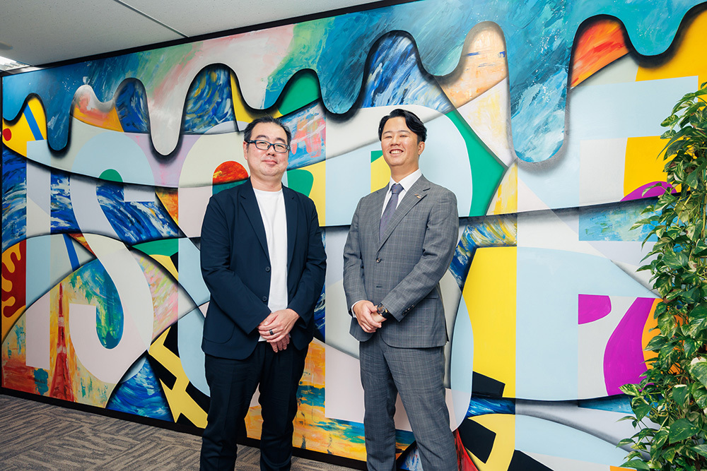 左から中村誠氏（電通）、磯部武秀氏（磯部塗装）。大学卒業後も、週に一度は会って互いの事業について相談し合うほどに仲が良かったという二人。「経営者以外の友人に相談しにくいことも、中村さんには本音で話せる」と、磯部社長。