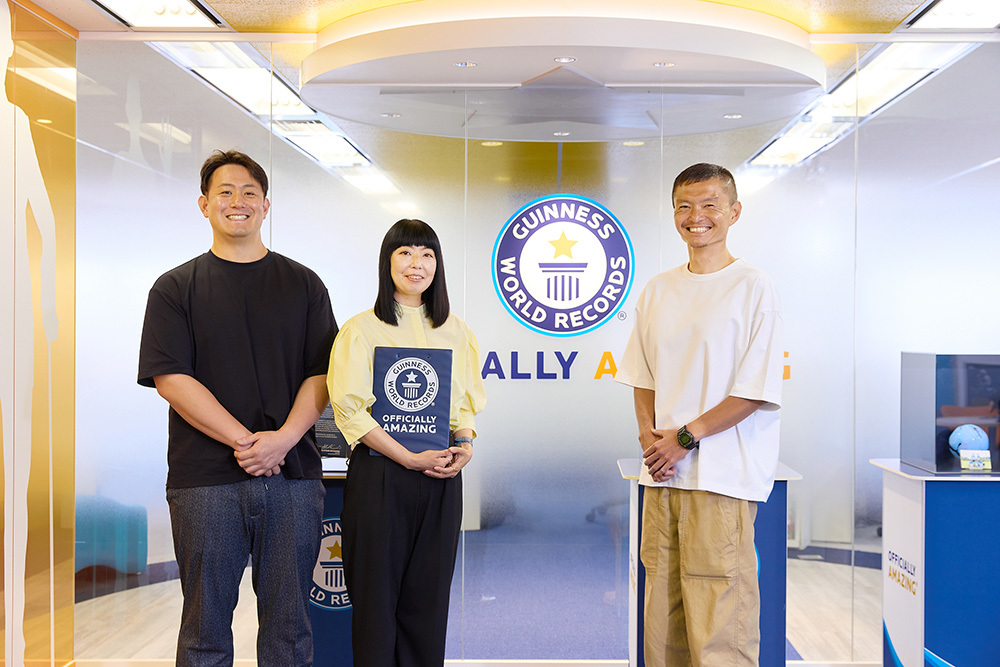 左からギネスワールドレコーズジャパン丸山拓郎氏、同社代表・石川佳織氏、電通 内山修一氏