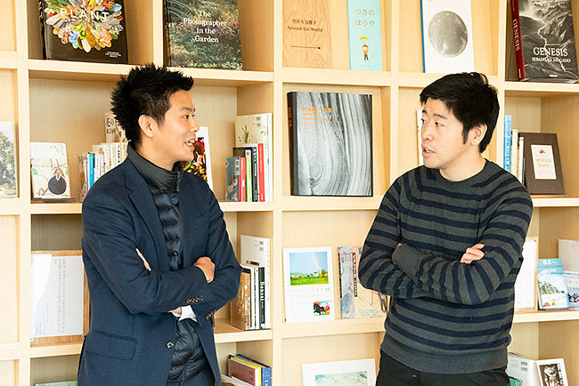 (左から)山中大介氏(ヤマガタデザイン)、日比昭道氏