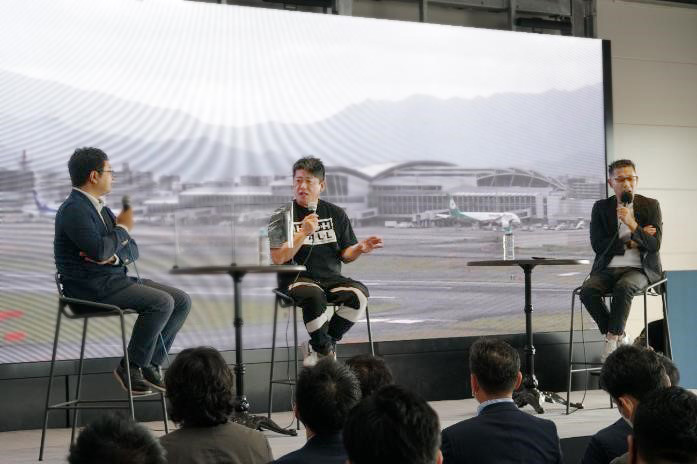 堀江氏と共に登壇したインターステラテクノロジズ代表取締役社長・稲川貴大氏(左)、進行役をつとめたタレントの中島浩二氏(右)