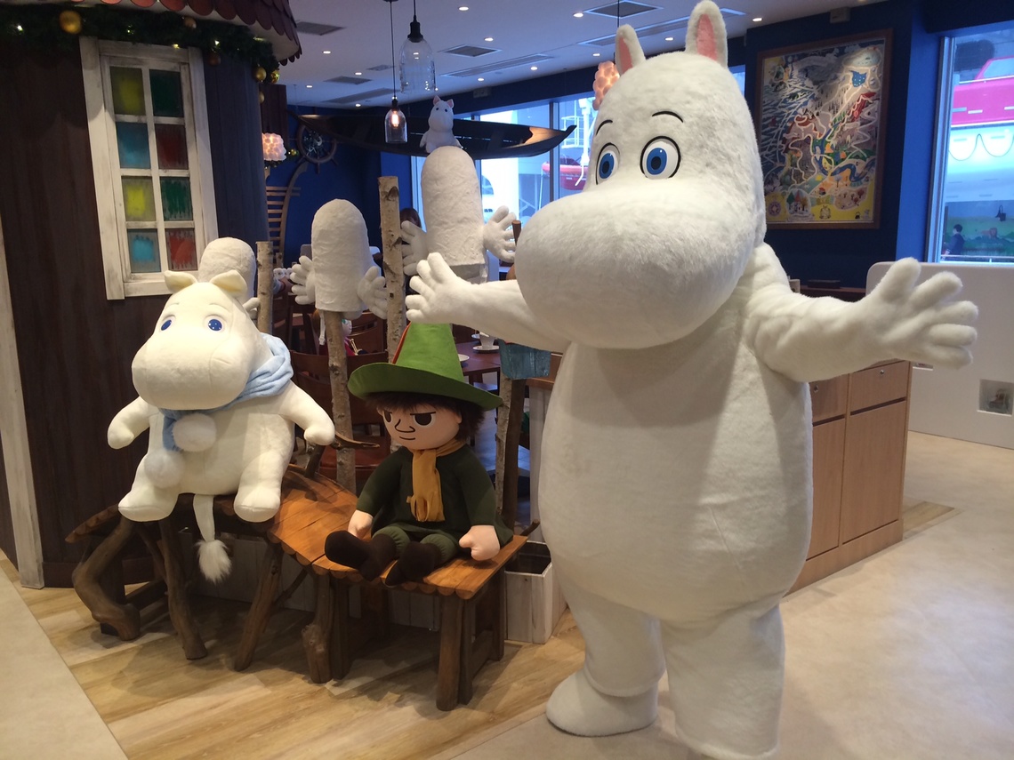 香港1号店のオープンを記念してお祝いに駆け付けたムーミン。 （ベネリック提供）©Moomin Characters TM