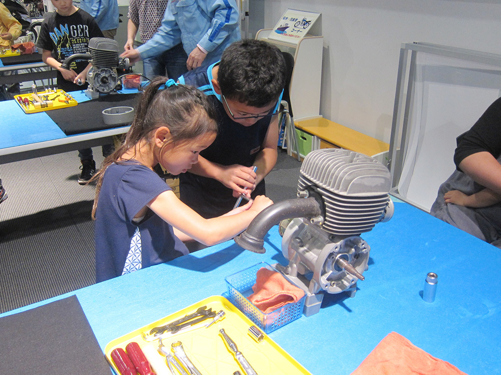 子供向けのエンジン分解組み立て教室（写真提供：ヤマハ発動機）