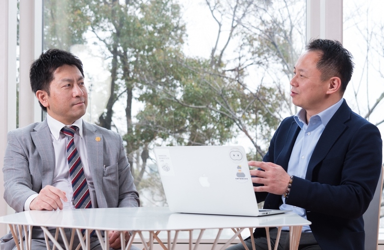 (左)日本空港ビルデングの志水潤一氏、(右)電通の中嶋文彦氏