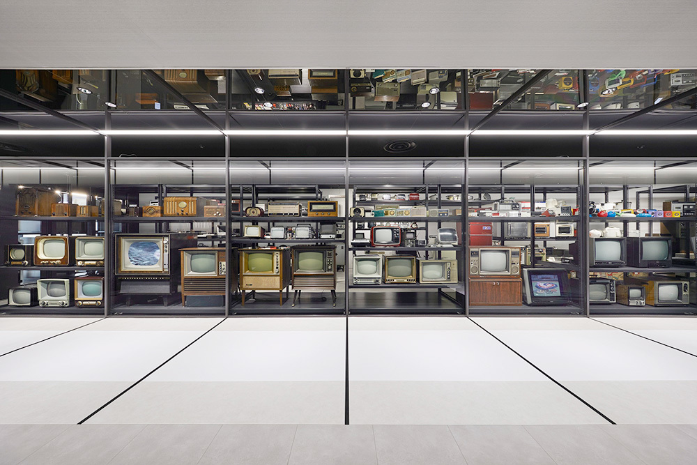 数々の製品が並ぶ収蔵庫(写真提供:パナソニック ホールディングス)