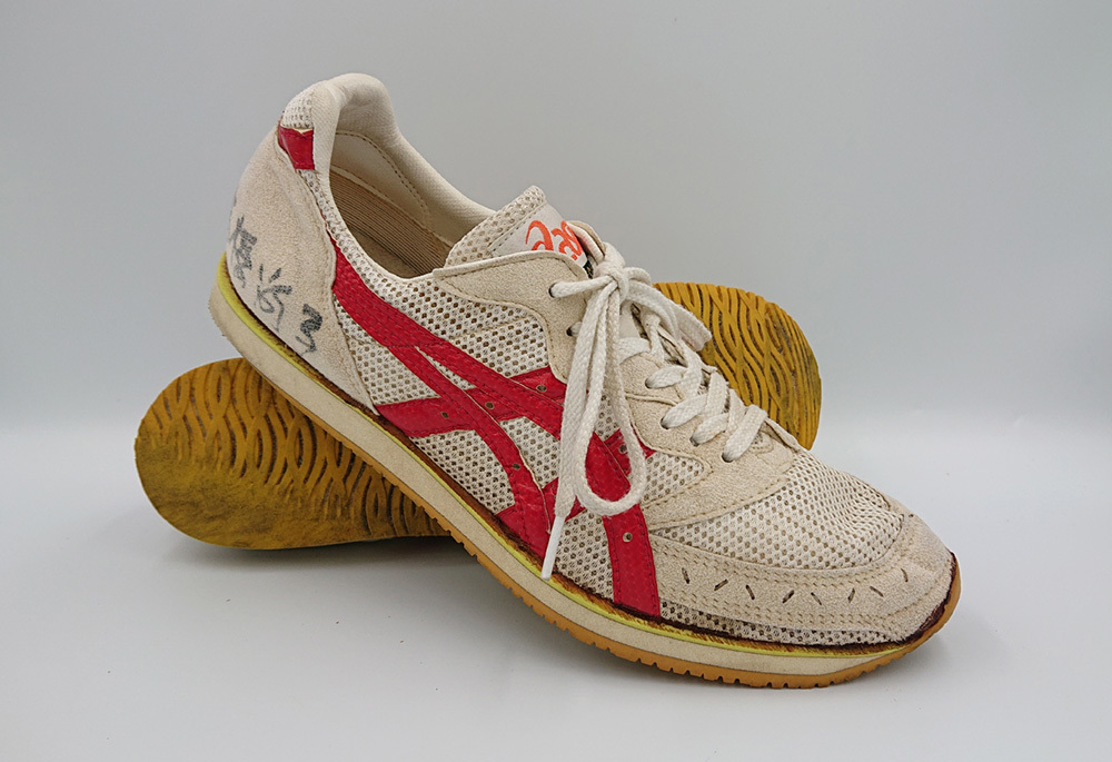 高橋尚子さん着用シューズ「ソーティージャパン(特注)」(写真提供:アシックス)