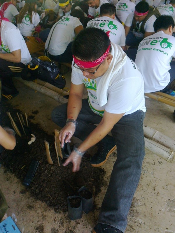 植樹活動を行うDANフィリピン