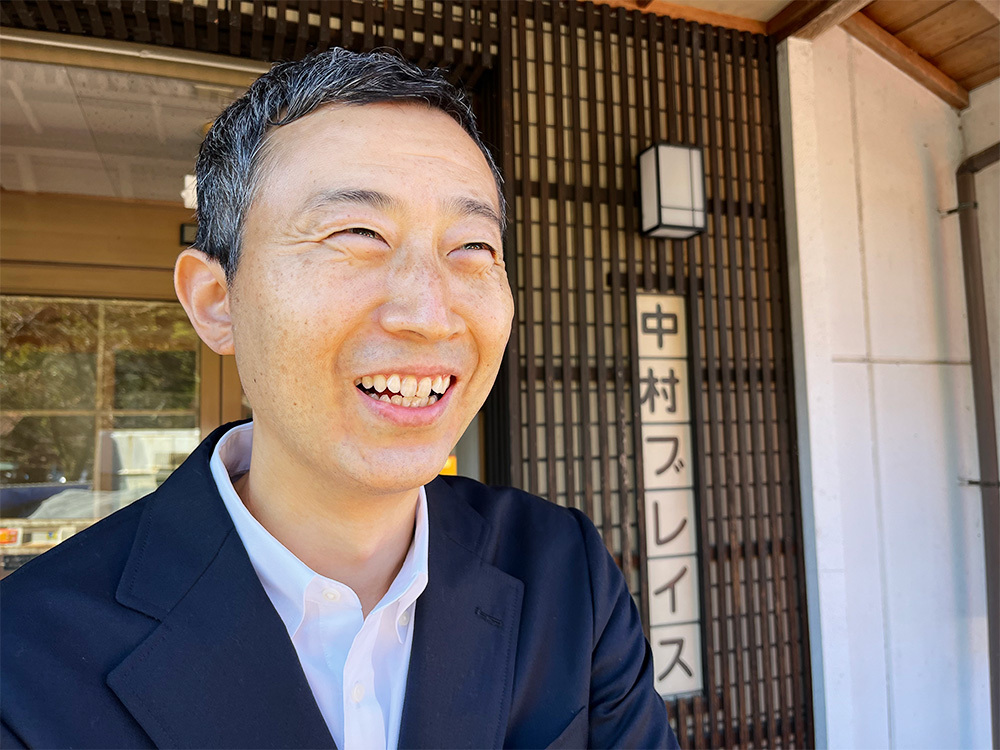 中村宣郎氏：中村ブレイス株式会社代表取締役。地元の高校卒業後、一度は広い世界を見たいと東京の大学に進学。4年生時、就職を考えるうえでいずれ家業を継ぐかもしれないということで義肢装具士の資格を取得するため専門学校に入学しダブルスクールを試みるも挫折。専門学校を1年留年し何とか資格を取得。卒業する年に会社が地雷で足を失ったアフガニスタンの少女が登場する映画「アイ・ラヴ・ピース」に協力することを聞き、一般の義肢装具製作所では体験できないことが経験できると考えUターンを決意する。就職後実際に義肢製作の部署で臨床経験を積み2010年に専務取締役、2018年に父親である初代社長中村俊郎の後を継ぎ代表取締役に就任。現在に至る。