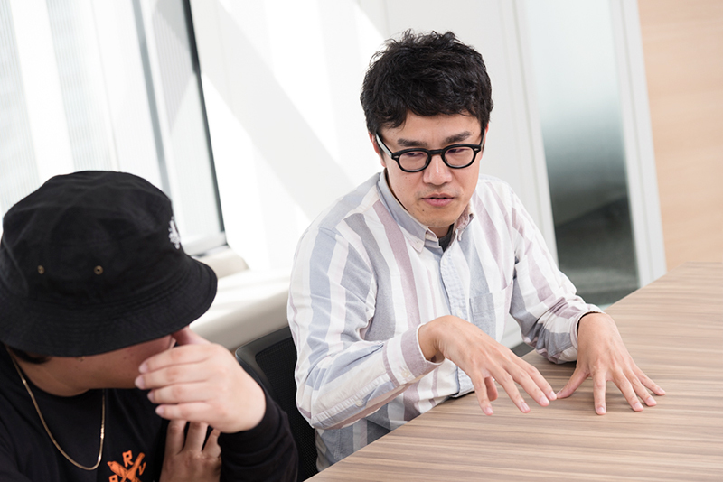 ラッパーのスナフキンさん(左)とコピーライターの三島さん