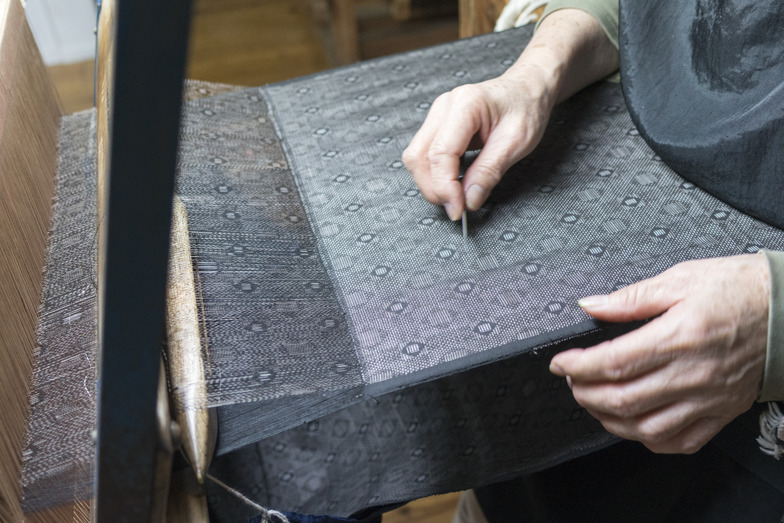 ぴったり位置を合わせながら織ることで模様が浮かび上がる