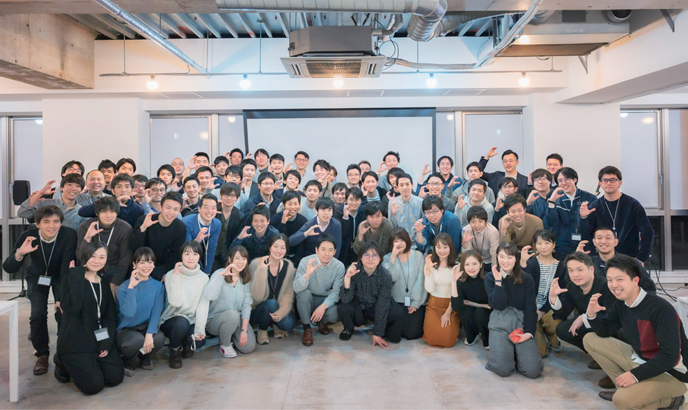 CADDiの社名は、CAD+Directで設計データでダイレクトに発注という意味合いと、ゴルフのキャディーに由来しているのだという。取引先と寄り添い、最善の策を提供したい。社員の皆さんが手で示す「C」には、そうした真摯な姿勢が込められている。