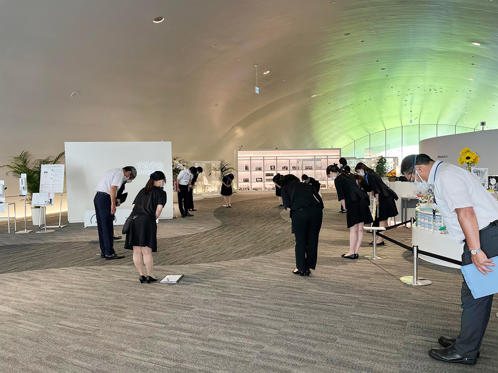 毎朝9時に始まる朝礼(筆者撮影)