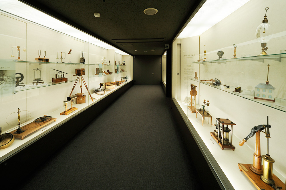 理化学機械などの展示コーナー(写真提供:島津製作所)