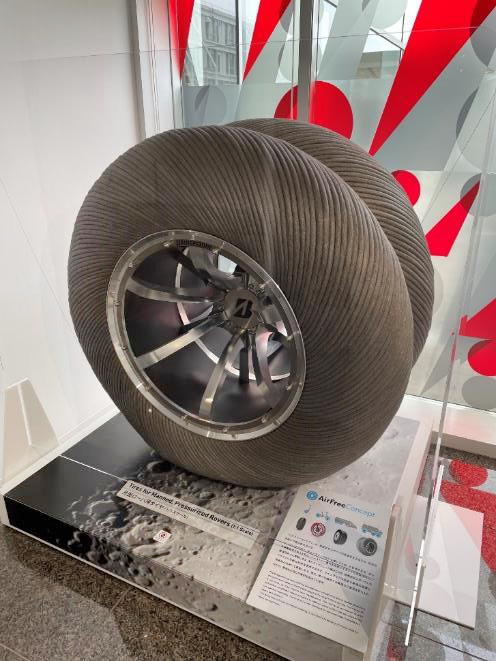 月面ローバ用のタイヤ。ゴムではなく金属で作られている(筆者撮影)