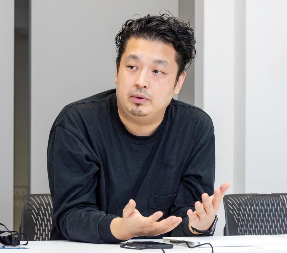 施井泰平(しいたいへい)氏:スタートバーン代表取締役社長 1977年生まれ。2001年、多摩美術大学絵画科油画専攻を卒業。「インターネットの時代のアート」をテーマに美術制作を開始。06年、アート作品が二次流通した際、作家に還元金が支払われるしくみを発明し日米で特許取得。07年から11年まで東京藝術大学講師。14年、東京大学大学院在学中にスタートバーン株式会社を起業。美術家として活動する際の名義は泰平。Geisai#9 安藤忠雄賞、ホルベインスカラシップ奨学生など受賞歴多数。主な著書に平凡社新書「新しいアートのかたち NFTアートは何を変えるか」などがある。