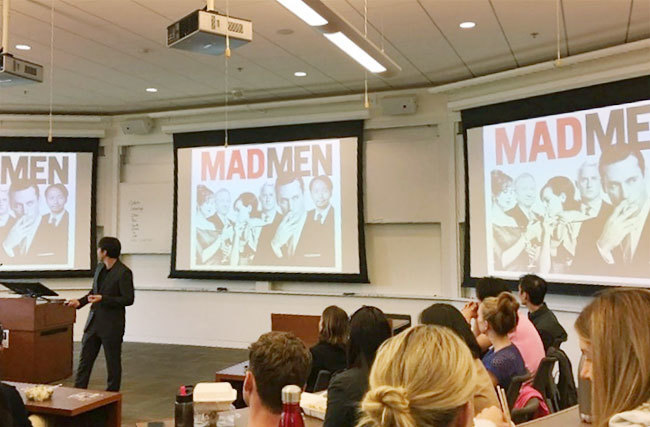 私が所属するMSXプログラム104人のクラスメートの中で、広告バックグラウンドは私1人のみ。世界の舞台では日本人の広告業出身者は希少で、異業種からなるチームで大きな相乗効果が生まれうるかもしれません。(著者、広告についてプレゼン中)