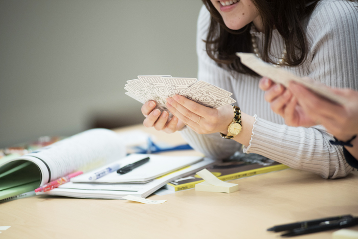 藤吉氏が参加したBチームの「マジックワードカード(現・ミラクルワードカード)ワークショップ。短期間でどの参加者も次々と面白いアイデアを生み出していく。(撮影:藤井さおり)
